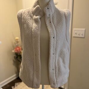 AERIE white Sherpa button up vest. Worn once size small